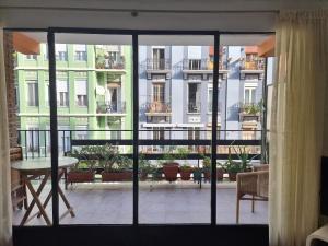 a balcony with a table and a view of a building at Apartamento Ruzafa in Valencia