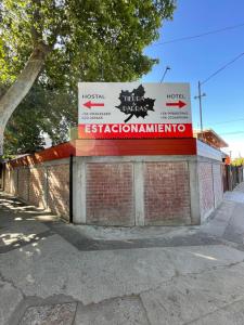 una señal para un festival de entretenimiento en una pared de ladrillo en Hotel Tierra de Parras en Chillán
