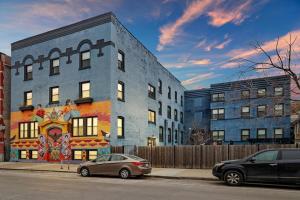ein Gebäude mit einem Wandbild an der Seite in der Unterkunft Contemporary 4BR Apt close to Restaurants - Racine 202 in Chicago