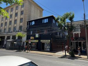 un edificio negro en la esquina de una calle en VOY Hostales - Oriente, en Viña del Mar