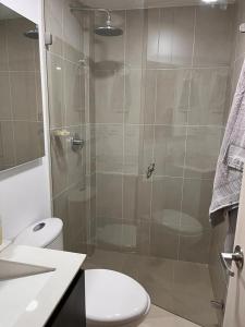Un baño con ducha, inodoro y lavabo. en Increible vista al lago, en Paipa 5 fotos más
