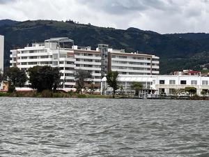 un gran edificio blanco junto a una gran masa de agua en Increible vista al lago, en Paipa