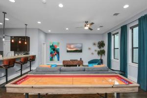 een woonkamer met een bank en een tafel bij Skyline Views - Sleeps 10 Home Near Downtown in Houston