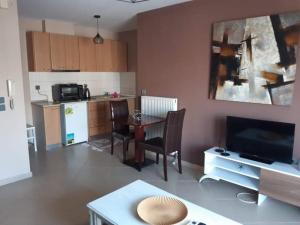 Kuchyňa alebo kuchynka v ubytovaní Εclectic Apartment 8fr (free parking)