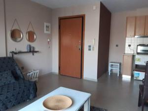Kuchyňa alebo kuchynka v ubytovaní Εclectic Apartment 8fr (free parking)