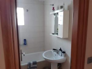 Kúpeľňa v ubytovaní Εclectic Apartment 8fr (free parking)