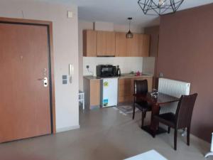 Kuchyňa alebo kuchynka v ubytovaní Εclectic Apartment 8fr (free parking)