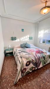 - une chambre avec un grand lit et une couverture colorée dans l'établissement Dulcevida, à Riópar