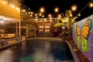 una piscina en medio de una casa con luces en Casa Melosa, en Potrero