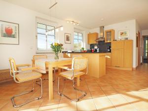 Kuchyň nebo kuchyňský kout v ubytování Kaiservillen Heringsdorf - Ferienwohnung mit 1 Schlafzimmer und Balkon C24