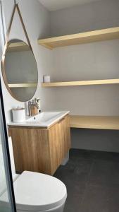 ein Badezimmer mit einem Waschbecken, einem WC und einem Spiegel in der Unterkunft Casa Susana - Belair in Santa Rosa