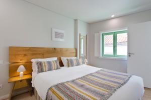 Un dormitorio con una cama grande y una ventana en Boutique Rentals- SEA Breeze Apt en Oporto