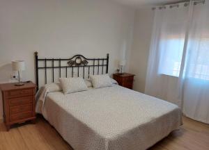 een slaapkamer met een groot bed en een raam bij Villa Mateo in Murcia