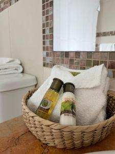 two bottles of wine in a basket in a bathroom at Hotel Santo Domingo Express in Villahermosa