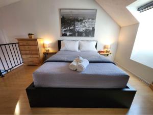 een slaapkamer met een groot bed en handdoeken bij O'Berge du Village C304 - Bord de l'eau in Magog-Orford
