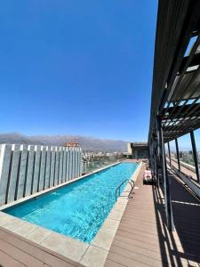 una gran piscina en la parte superior de un edificio en Lindo y equipado depto de 1d/1b en Metro Manquehue, en Santiago