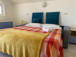 1 dormitorio con 1 cama grande con una manta colorida en Santa Maria flats en Santa María