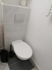 La salle de bains est pourvue de toilettes blanches. dans l'établissement Charmant studio cosy, à Orléans