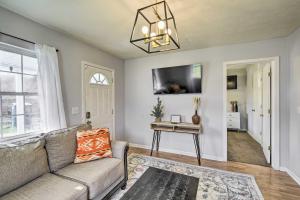 Seating area sa Pet-Friendly Charleston Home with Fenced Yard!