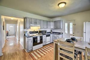 cocina con electrodomésticos blancos y suelo de madera en Pet-Friendly Charleston Home with Fenced Yard!, en Charleston