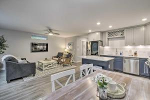 uma cozinha e sala de estar com mesa e cadeiras em Beach Break Home with Hot Tub - Walk to Beach em Westport