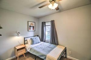1 dormitorio con cama y ventana en Pet-Friendly Charleston Home with Fenced Yard!, en Charleston