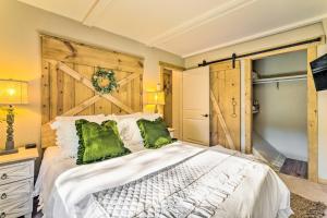 ein Schlafzimmer mit einem großen weißen Bett mit grünen Kissen in der Unterkunft Updated Banner Elk Condo, 2 Mi to Skiing! in Banner Elk