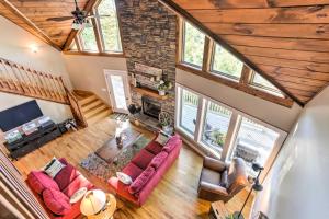 vistas panorámicas a una sala de estar con techos de madera en Luxurious Waynesville Family Home with Gorgeous View, en Waynesville