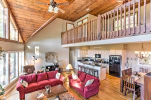 sala de estar con sofás rojos y cocina en Luxurious Waynesville Family Home with Gorgeous View, en Waynesville