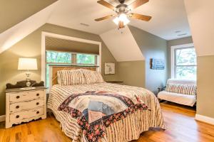1 dormitorio con 1 cama y ventilador de techo en Luxurious Waynesville Family Home with Gorgeous View, en Waynesville