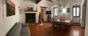 Cerreto di SpoletoにあるResidence il giardino sul fiume Neraのリビングルーム(クリスマスツリー、ソファ付)