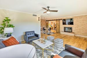 Χώρος καθιστικού στο Stunning Old Town Condo Pool and Sunset Views!