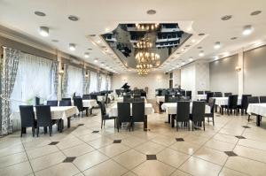 Un restaurante u otro lugar para comer en Zajazd u Beaty i Violetty