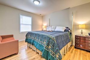 1 dormitorio con 1 cama, 1 silla y 1 ventana en Pet-Friendly Home Less Than 6 Mi to National Mall!, en Hillcrest Heights