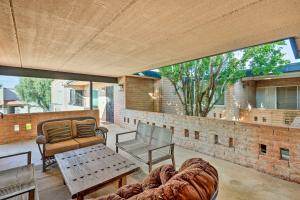 Χώρος καθιστικού στο Stunning Old Town Condo Pool and Sunset Views!