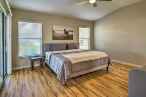 een slaapkamer met een groot bed en twee ramen bij Spacious Ocala Home with Lanai and Private Pool! in Ocala Ridge +21 foto's