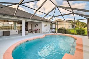 een zwembad in een huis met een glazen dak bij Spacious Ocala Home with Lanai and Private Pool! in Ocala Ridge