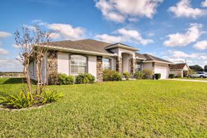 een huis met een groen gazon ervoor bij Spacious Ocala Home with Lanai and Private Pool! in Ocala Ridge