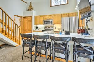 Η κουζίνα ή μικρή κουζίνα στο Steps to Grand Lake The Innlet Condo!