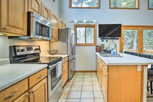 Η κουζίνα ή μικρή κουζίνα στο Steps to Grand Lake The Innlet Condo! +17 φωτογραφίες