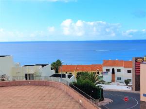 een uitzicht op de oceaan vanuit een stadsstraat bij Palmera Azul in Morro del Jable