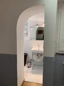 uma casa de banho com um lavatório e um espelho em B&S Domus Colosseo em Roma