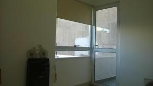 una ventana en la esquina de una habitación en Departamento en Recoleta Santafesina en Santa Fe
