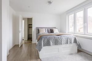 um quarto branco com uma cama e uma janela em Flores 3 em Jönköping