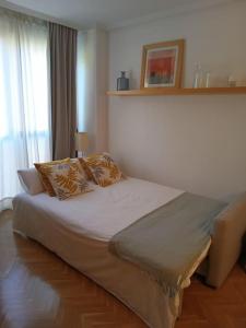 A bed or beds in a room at Flat with parking in the center of Las Rozas