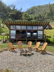 een groep stoelen voor een cabine bij Cúspide in Choachí