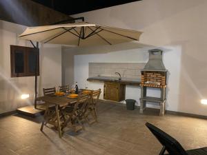 - une cuisine avec une table, des chaises et une cuisinière dans l'établissement Ikigai, à Ye