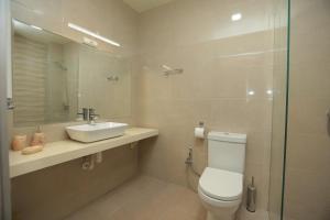 庫塔伊西的住宿－CHOGO，浴室配有卫生间、盥洗盆和淋浴。