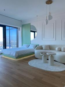 um quarto com uma cama, um sofá e uma mesa em Sky Residence West 65 Tower em Belgrado