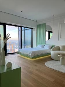 sypialnia z dużym łóżkiem i dużymi oknami w obiekcie Sky Residence West 65 Tower w Belgradzie